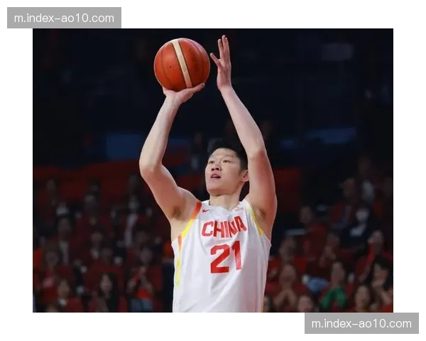 日本队防守策略针对中国内线 收缩禁区限制胡金秋接球路线