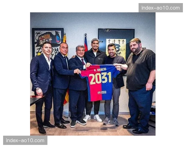 阿劳霍临时组建防线核心 巴萨中卫在伤病潮中展现领导能力